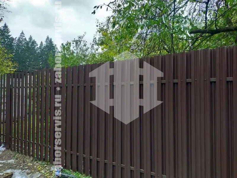 Заборы из металлического штакетника шахматка 69 метров