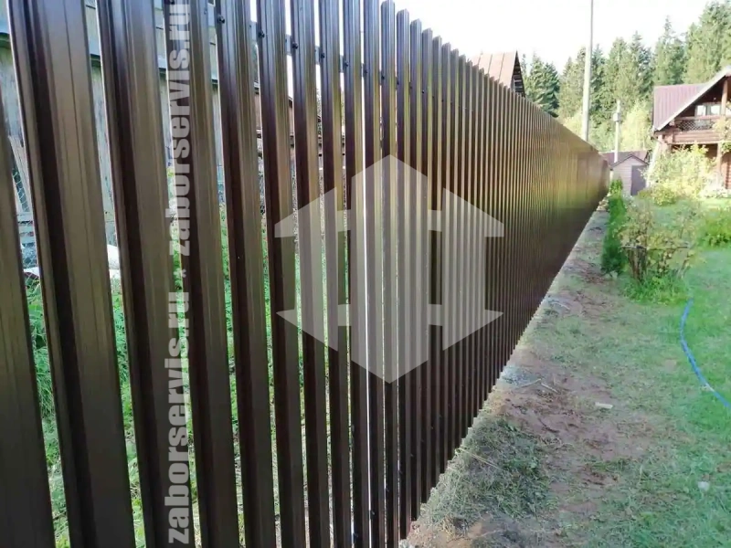 Забор из металлического штакетника коричневый 67 метров