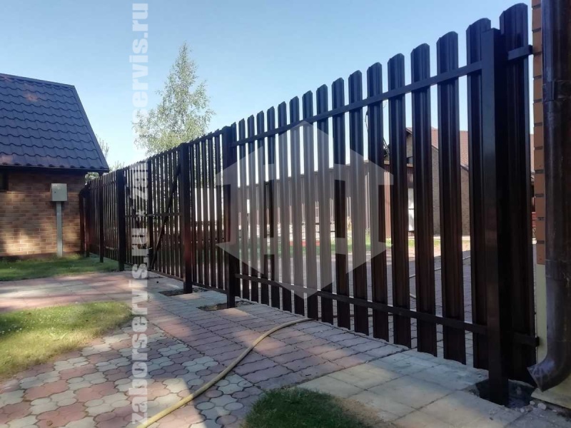 Забор из металлического штакетника с воротами и калиткой