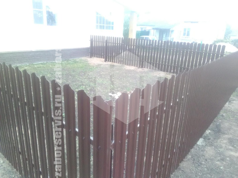 Забор из евроштакетника с забивными столбами 9 метров
