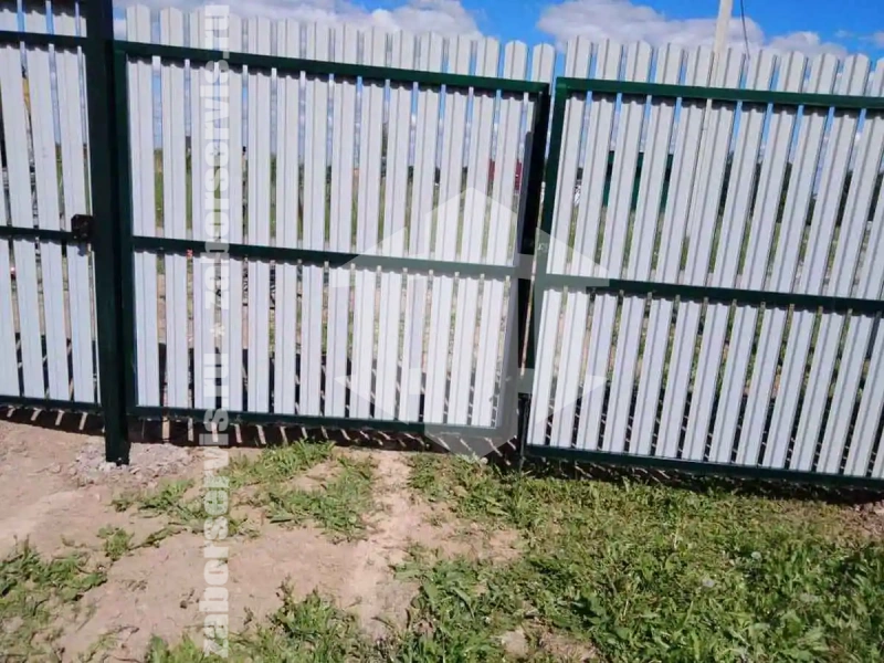 Забор из металлического штакетника зеленый 64 метра