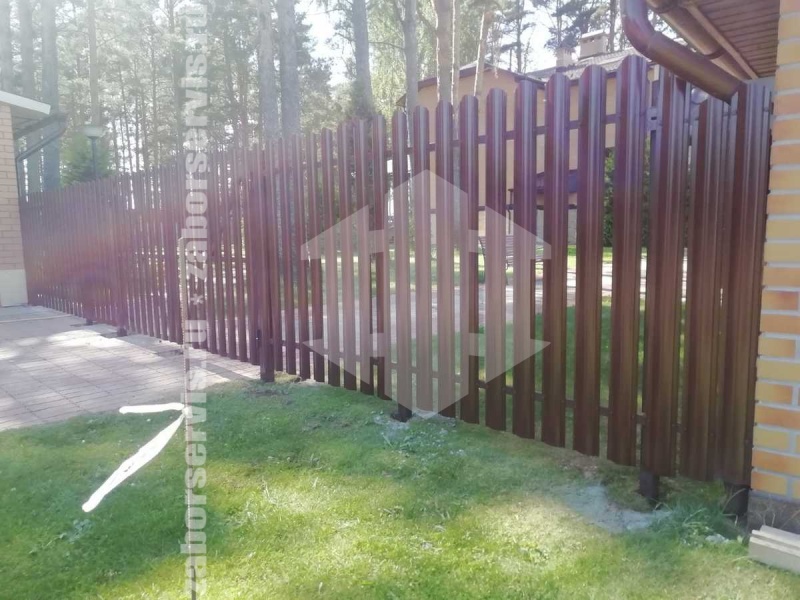 Забор из металлического штакетника с воротами и калиткой