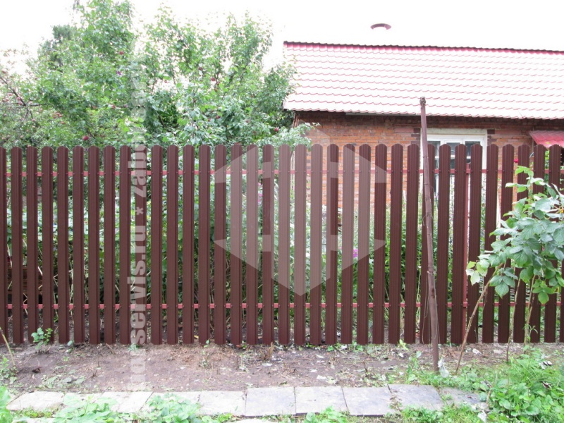Забор из евроштакетника с забивными столбами 86 метров