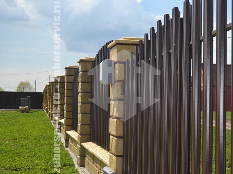 Забор из евроштакетника с кирпичными столбами 38 метров